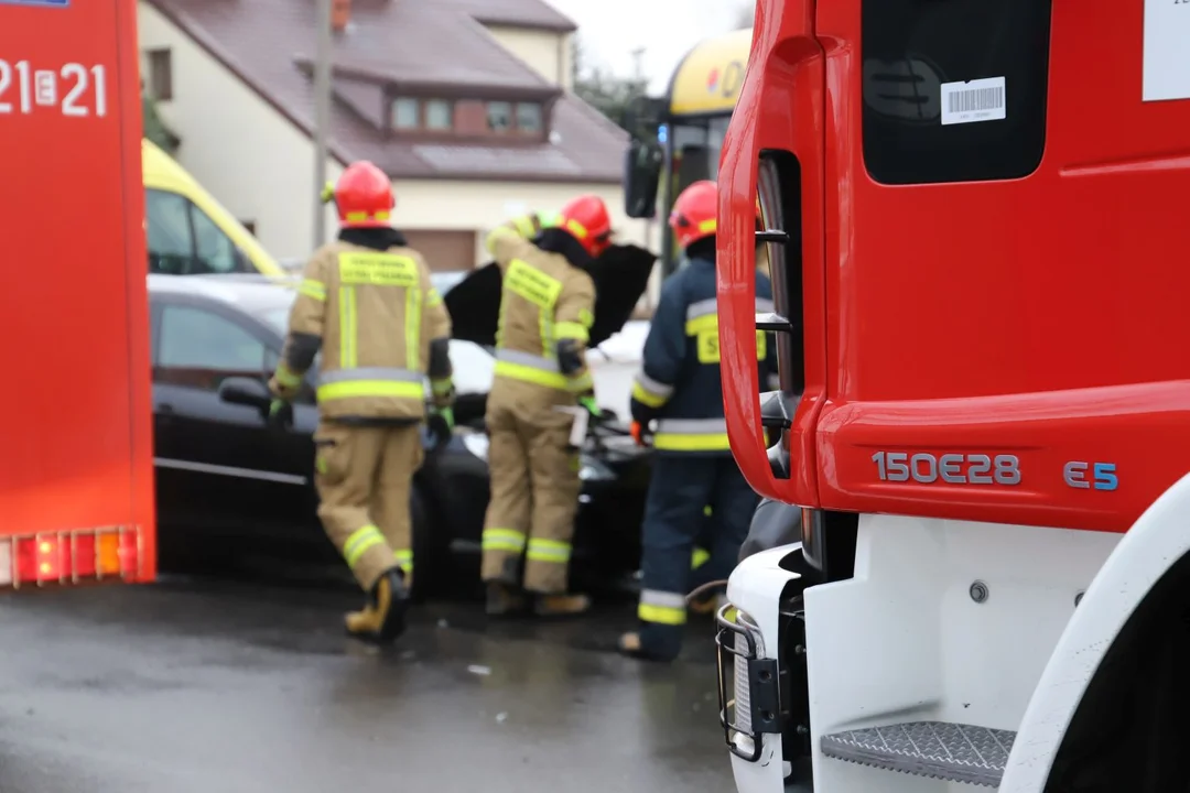 Autobus zderzył się z osobówką przy ul. Chrobrego w Kutnie