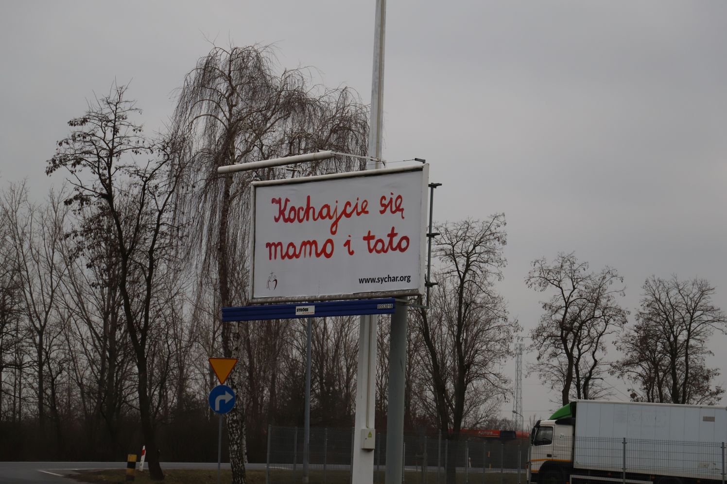 W Kutnie pojawił się bilbord z hasłem "Kochajcie się mamo i tato"