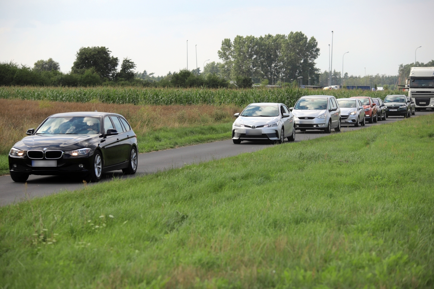 W wyniku zderzenia autokaru z ciężarówką rannych zostało aż 17 osób