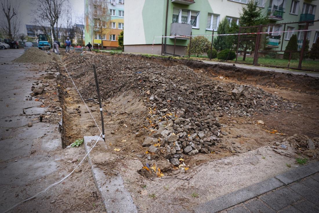 Kierowcy z tego osiedla odetchną z ulgą. Trwa rozbudowa parkingu [FOTO] - Zdjęcie główne