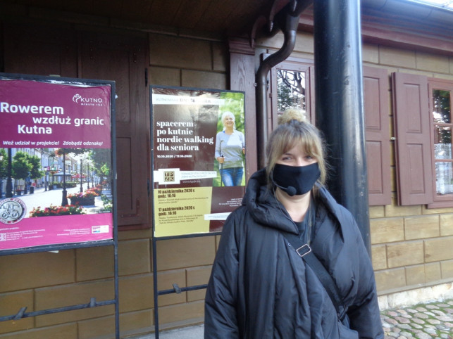 [ZDJĘCIA] Z kijkami i w maseczkach. Seniorzy spacerowali po Kutnie z TPZK - Zdjęcie główne