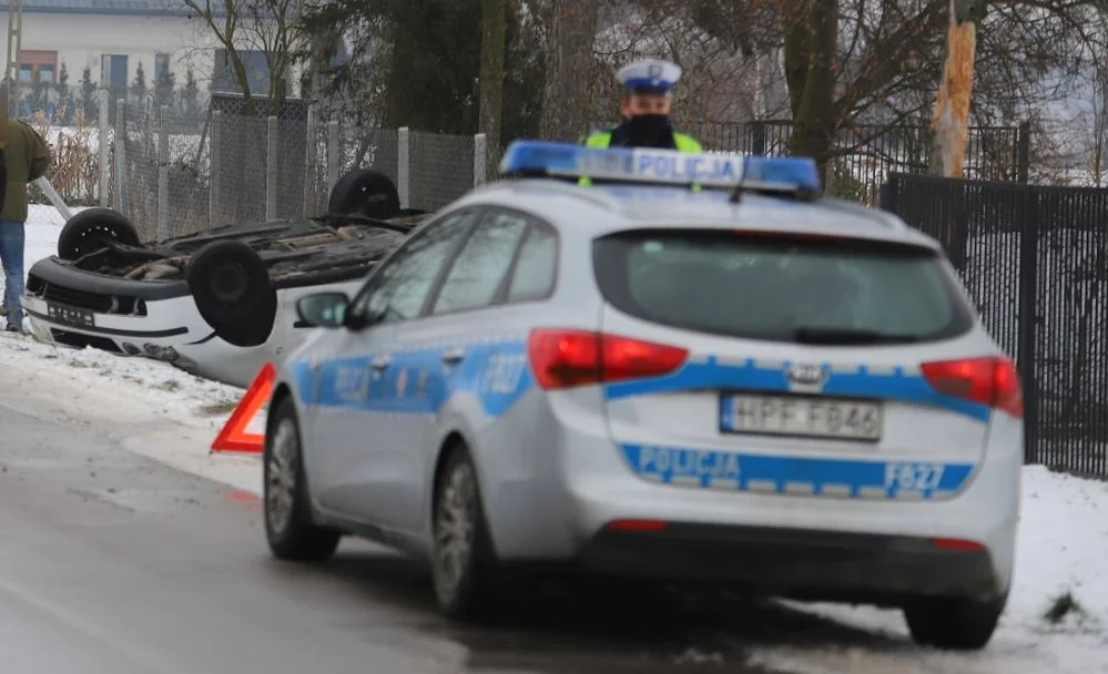 Auto dachowało, a kierowca zniknął. Policjanci znaleźli go pijanego w mieszkaniu - Zdjęcie główne