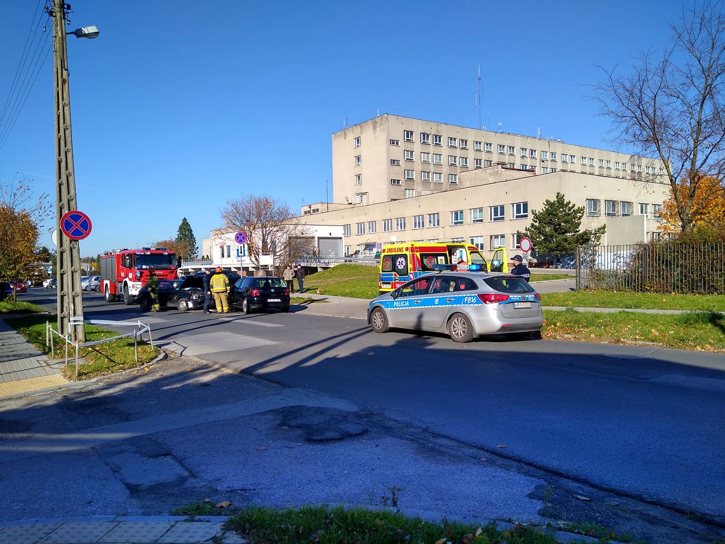 Wypadek z udziałem dwóch aut przy szpitalu. Służby w akcji [ZDJĘCIA]