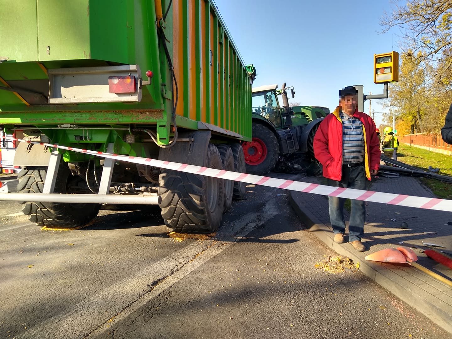 Śmiertelny wypadek pod Kutnem. Osobówka zderzyła się z ciągnikiem 