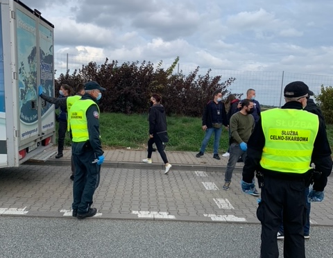 Wiózł 29 nielegalnych migrantów! Wpadł na autostradzie w Strykowie