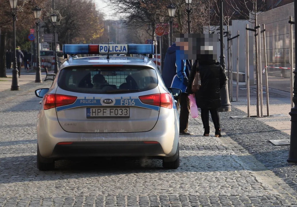 Incydent na placu Wolności, auto uszkodziło fontannę