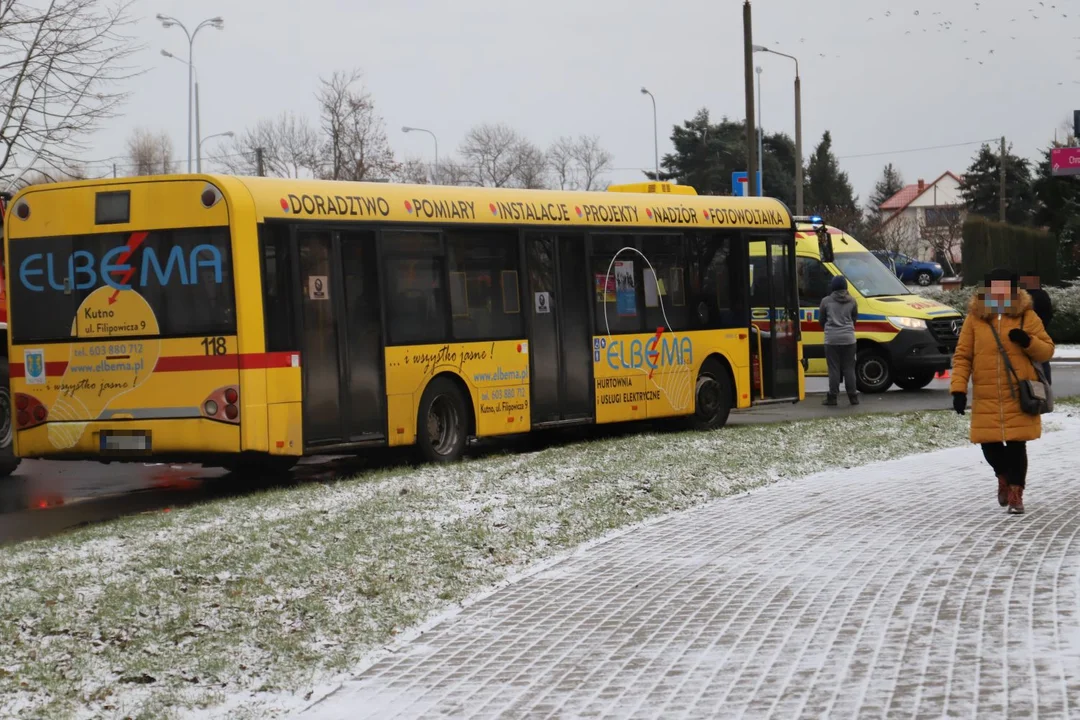 Autobus zderzył się z osobówką przy ul. Chrobrego w Kutnie