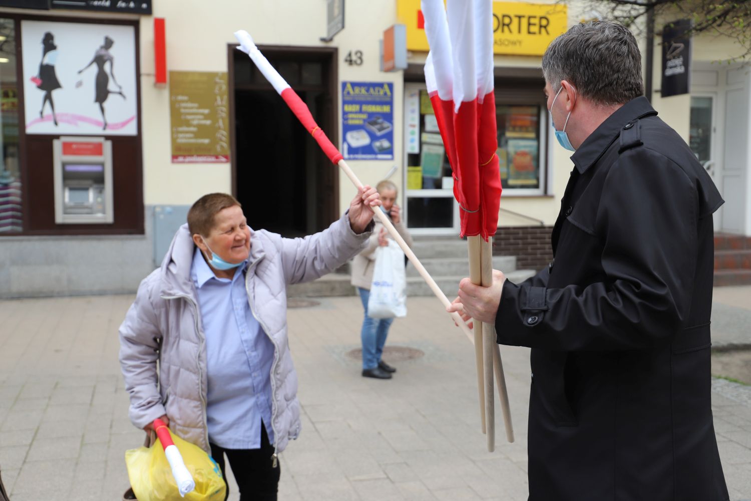 Prezydent miasta rozdawał flagi mieszkańcom Kutna