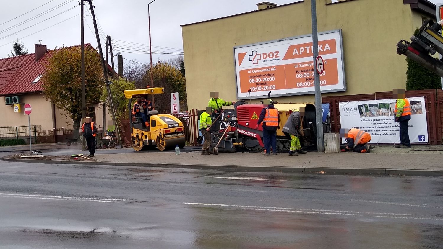 Niewielkie utrudnienia w ruchu tuż obok kutnowskiego wiaduktu. Trwają prace nad ścieżką rowerową