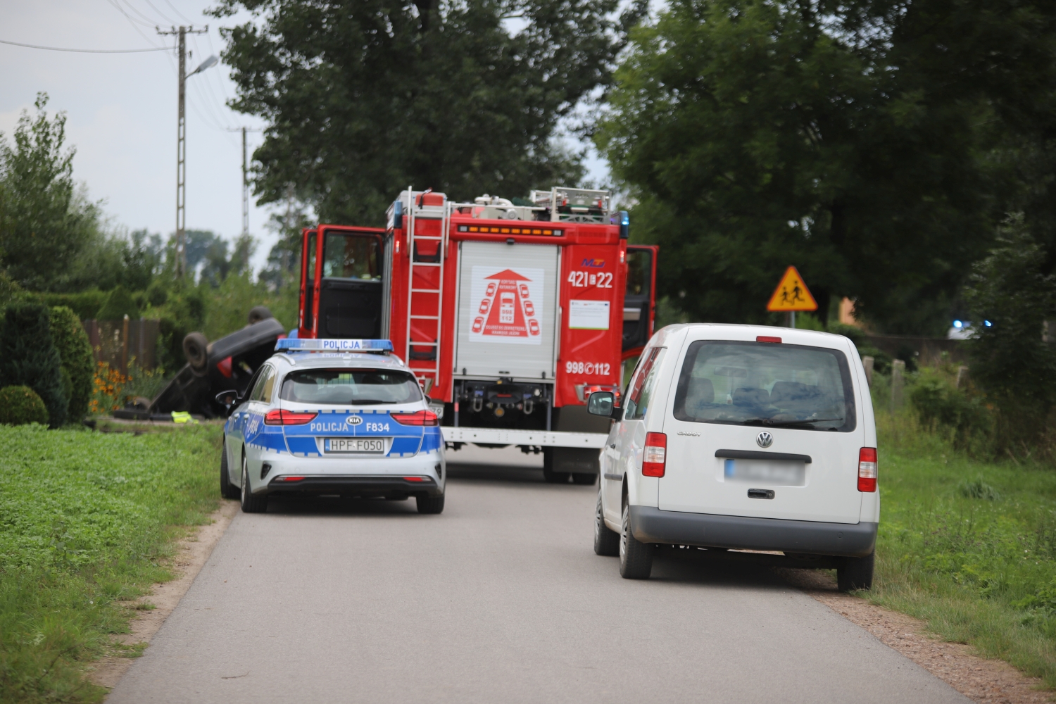  Dachowanie pod Kutnem. Na miejscu wszystkie służby, lądował śmigłowiec LPR