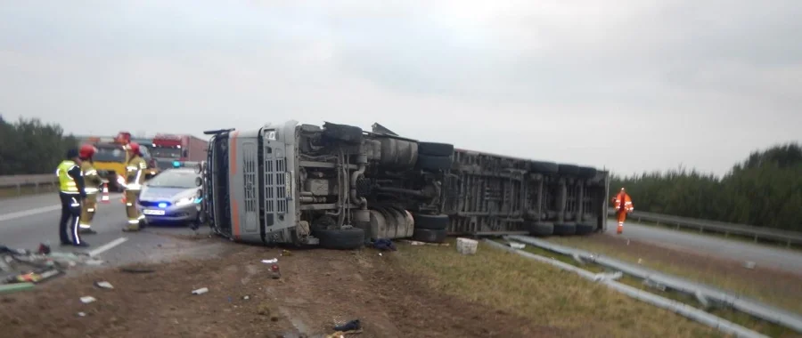 Na autostradzie A2 niedaleko Dąbia i Koła doszło do wypadku w wyniku którego ciężarówka przygniotła kierowcę. Mężczyzna zmarł