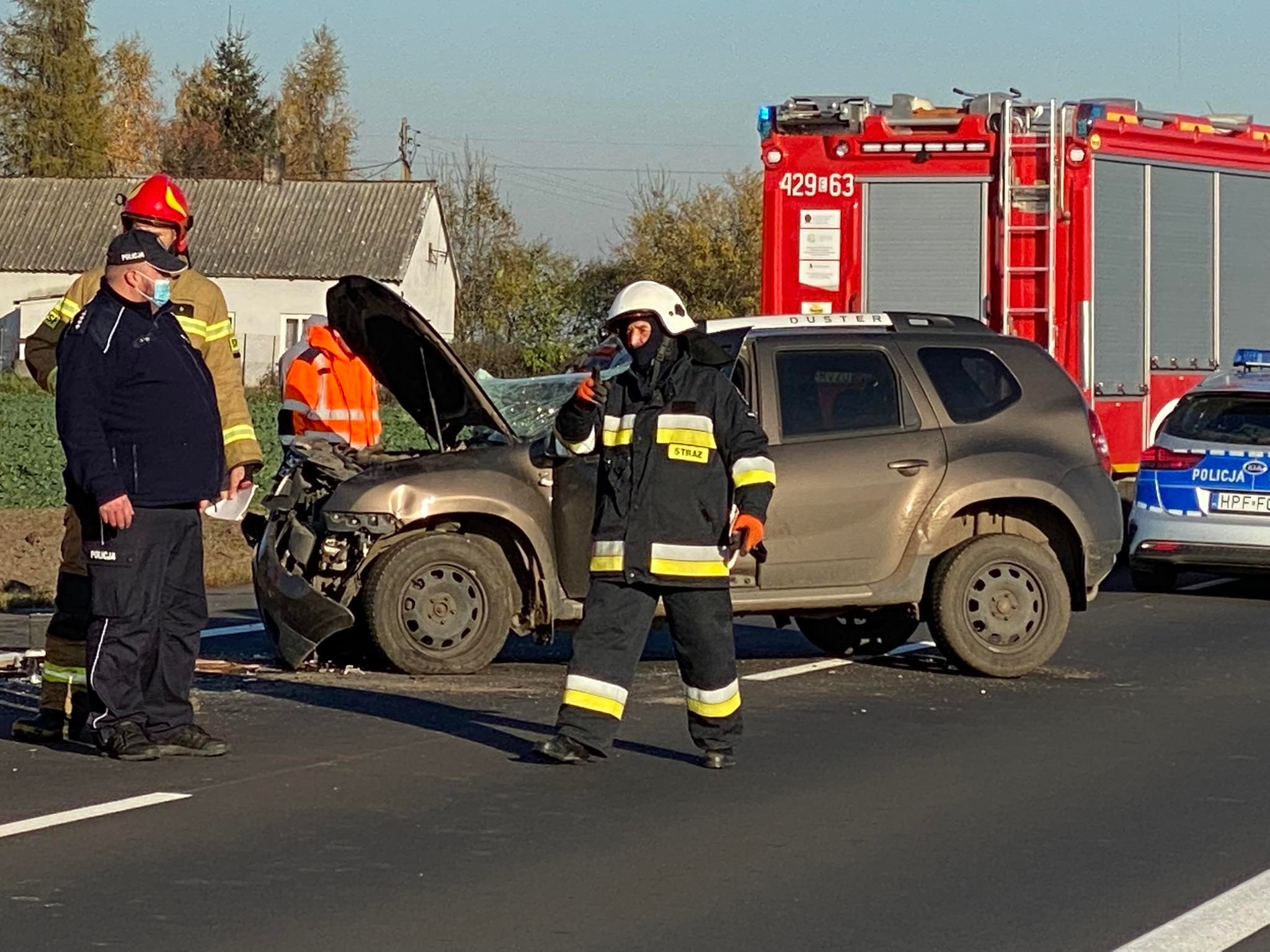 Groźny wypadek pod Kutnem. Samochód osobowy wjechał w ciężarówkę