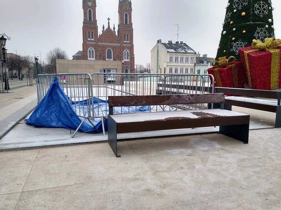 Przy fontannie na Placu Wolności pojawiły się ławki. Ma to zapobiec kolejnym uszkodzeniom