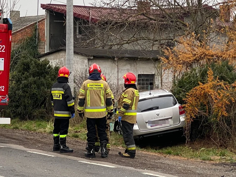 Pod Kutnem doszło do wypadku, na drodze krajowej trwa akcja służb