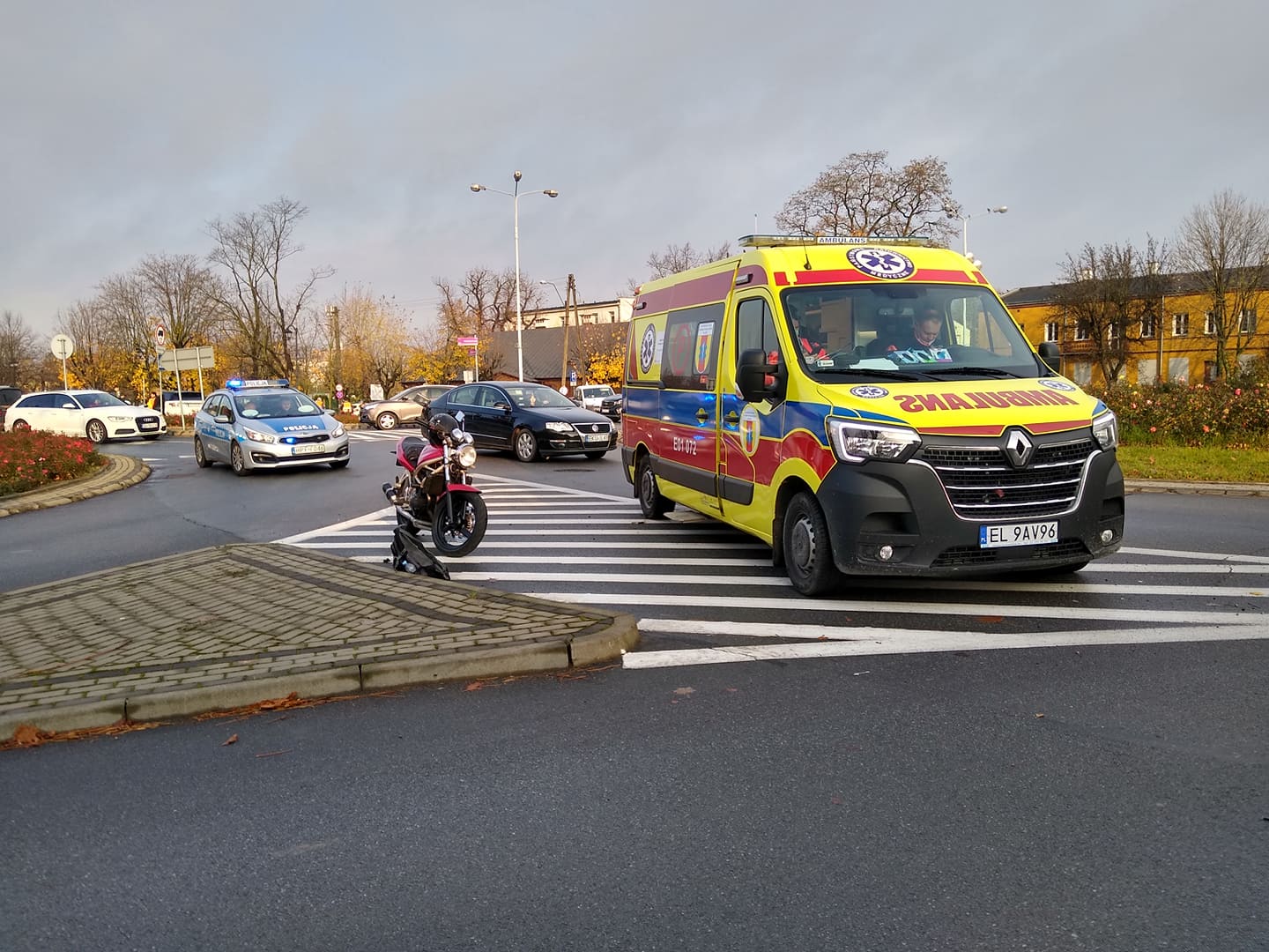 Utrudnienia na rondzie. Doszło do zdarzenia z udziałem motocykla [ZDJĘCIA] - Zdjęcie główne