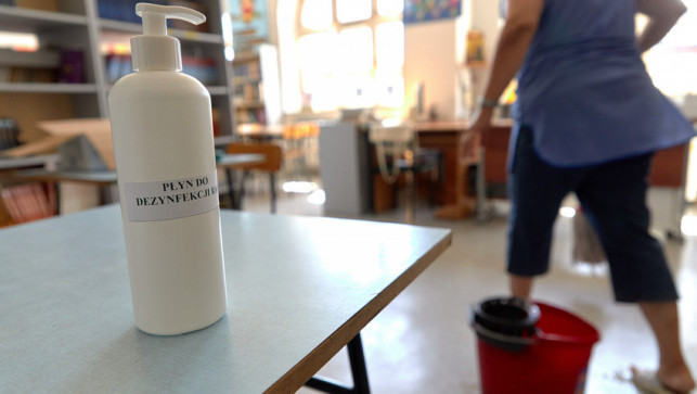 Wirus uderza w kutnowską edukację. Kolejna szkoła zmienia tryb nauki - Zdjęcie główne