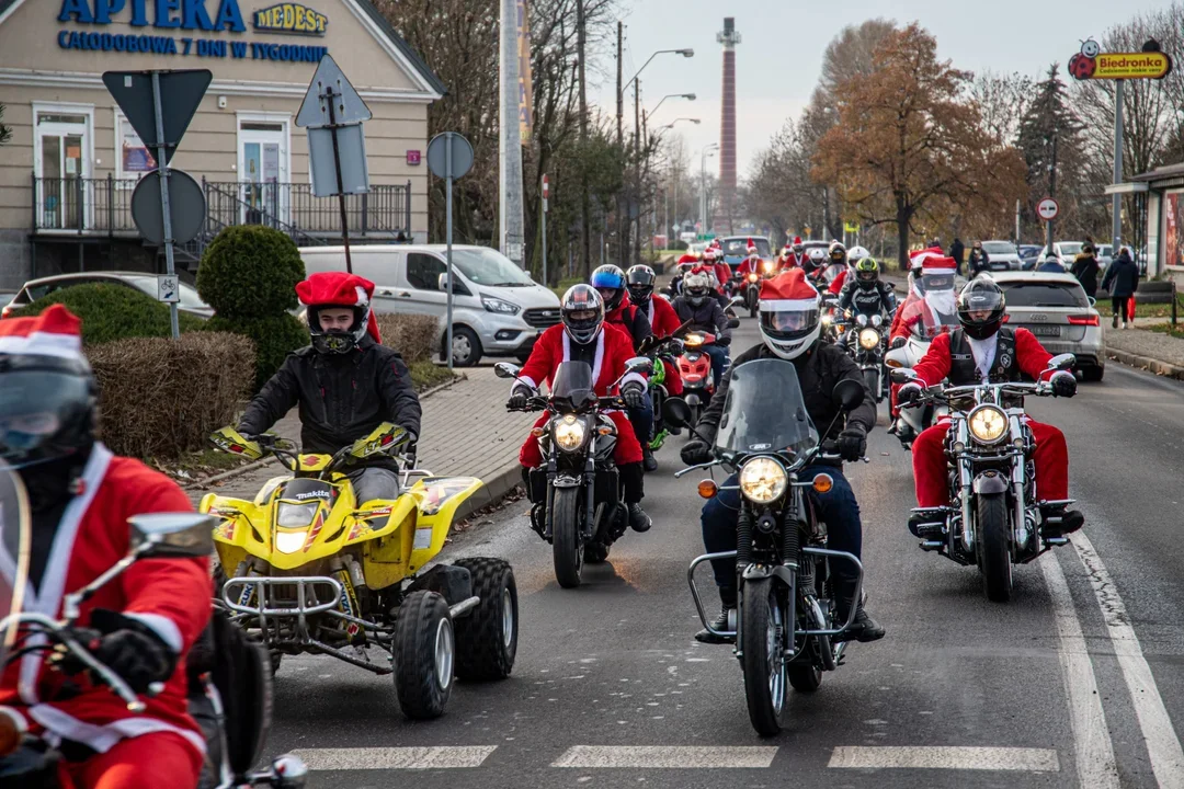 Kutnowscy Moto Mikołaje wyruszyli w paradę po Kutnie. Wkrótce dotrą na Plac Wolności