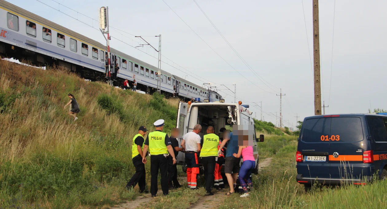 Wypadek kolejowy pod Kutnem. Mężczyzna potrącony przez pociąg - Zdjęcie główne