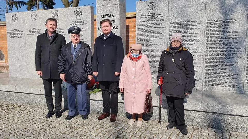 Uroczystości na cmentarzach w Kutnie i Wożniakowie. Upamiętnili zmarłych patriotów