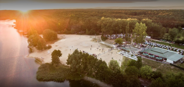 Groźne sinice w Grabinie. Jedno z ulubionych przez kutnian kąpielisk przy plaży "Patelnia" zamknięte - Zdjęcie główne