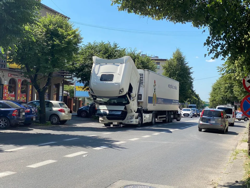 Spore utrudnienia w centrum Kutna. Ciężarówka blokuje ruch [ZDJĘCIA] - Zdjęcie główne