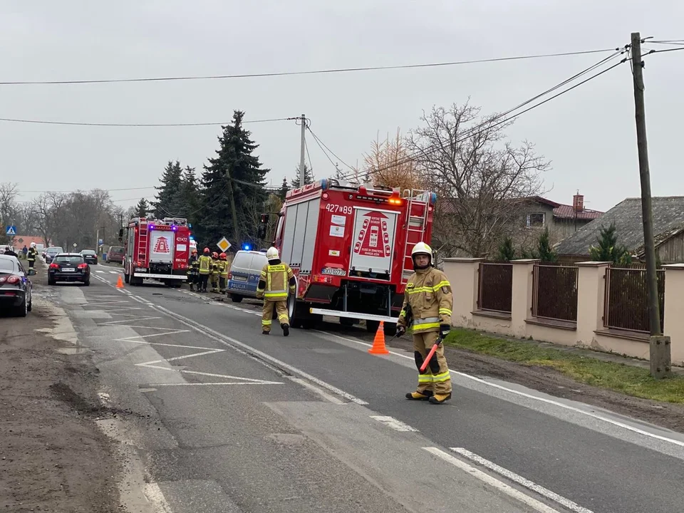 Pod Kutnem doszło do wypadku, na drodze krajowej trwa akcja służb