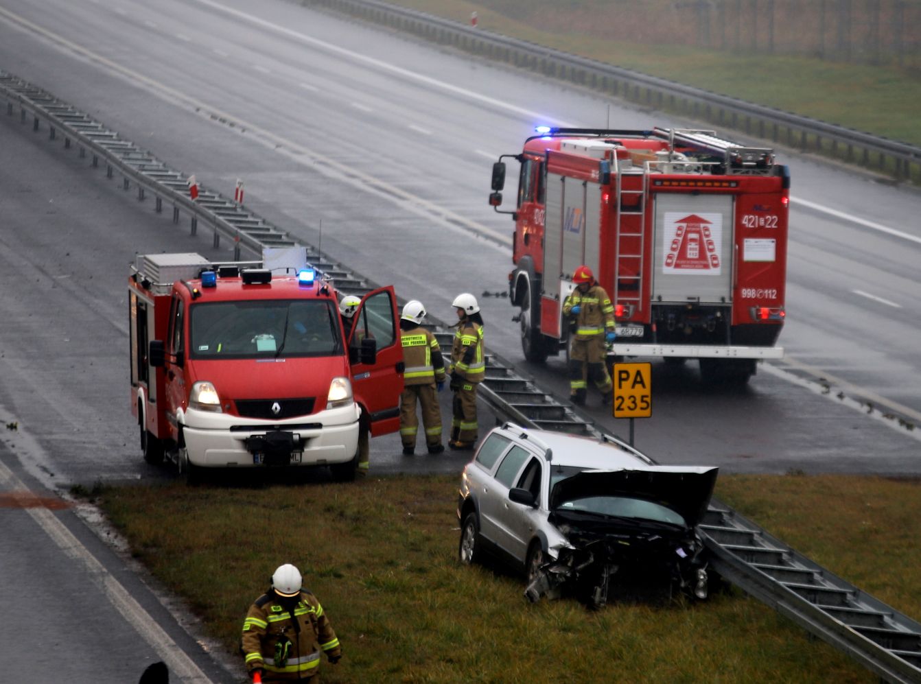 Akcja służb na autostradzie pod Kutnem. Zderzyły się dwie osobówki