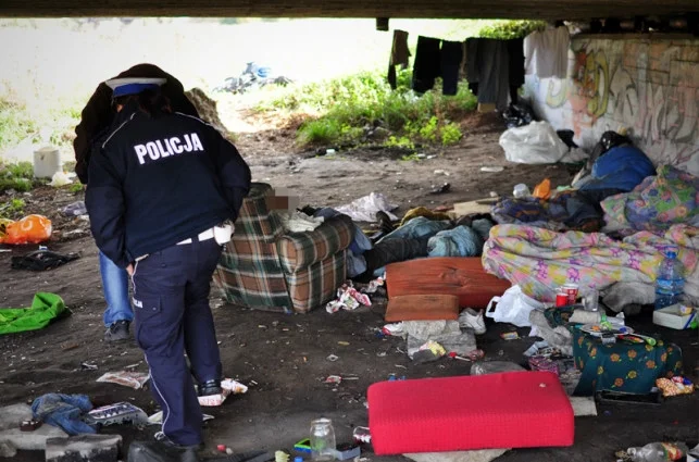 Policjantka pomogła bezdomnemu. Od miesięcy tułał się po mieście - Zdjęcie główne