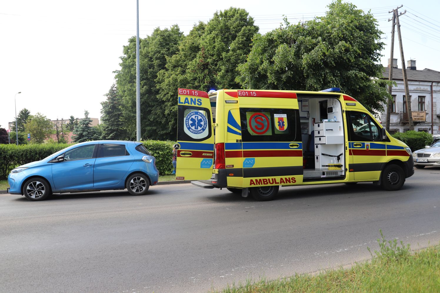 W Kutnie niedaleko targowicy samochód potrącił dziecko. Chłopiec został zabrany do szpitala