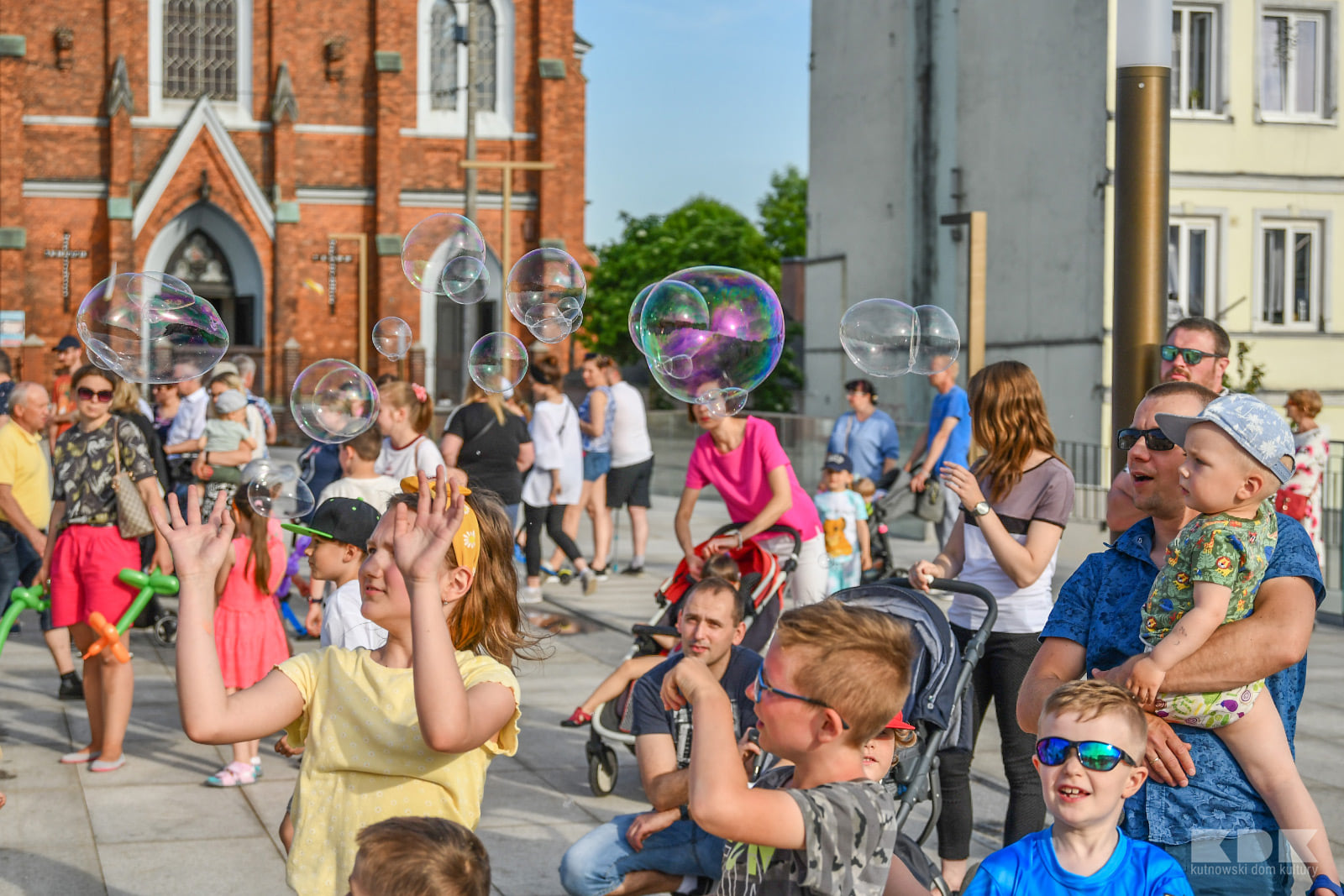 Na Placu Wolności w Kutnie odbyło się wydarzenie dla dzieciaków zorganizowane przez KDK