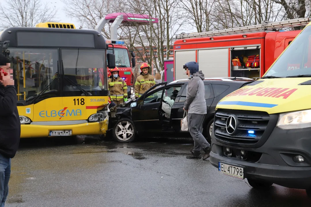 Autobus zderzył się z osobówką przy ul. Chrobrego w Kutnie