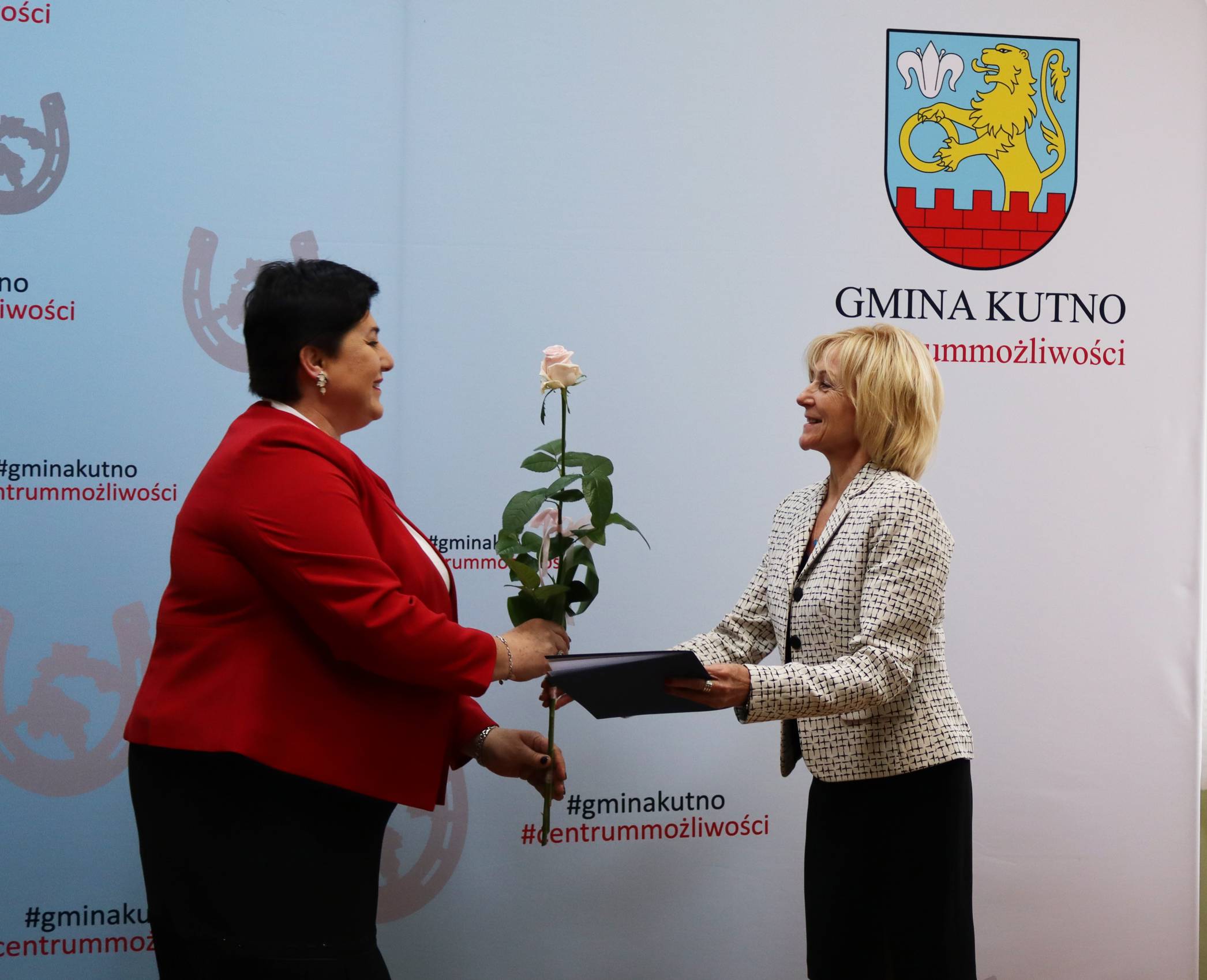 Nauczyciele i dyrektorzy otrzymali nagridy pieniężne od wójt gminy Kutno