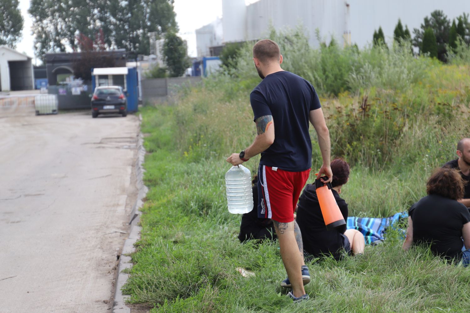 Pod kutnowską ubojnią zebrała się grupa wegan, którzy chcieli towarzyszyć zwierzętom jadącym na rzeź