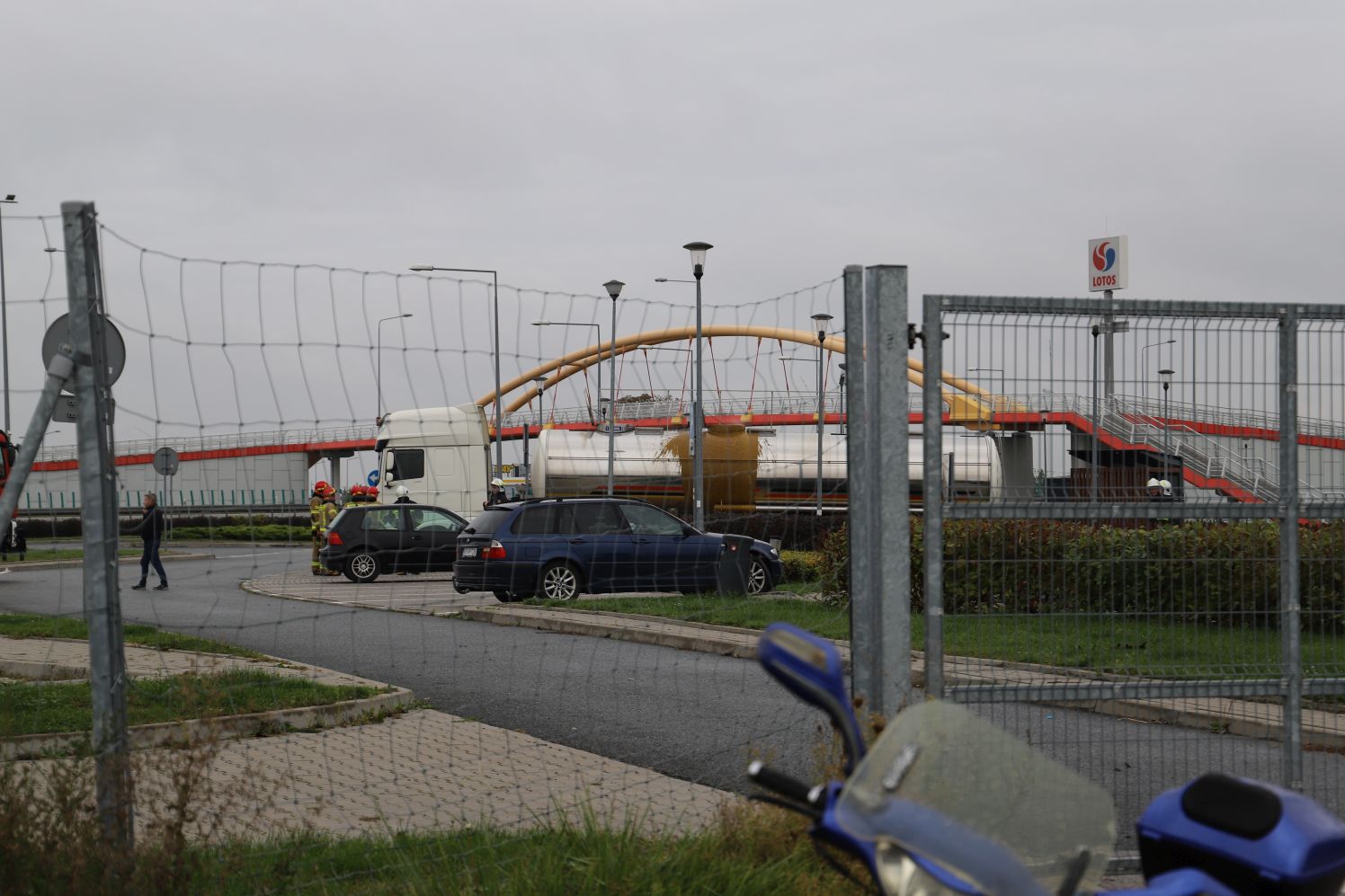 Na autostradzie A1 pod Kutnem doszło do wycieku z cysterny. Na MOP zadysponowano kilka zastępów straży