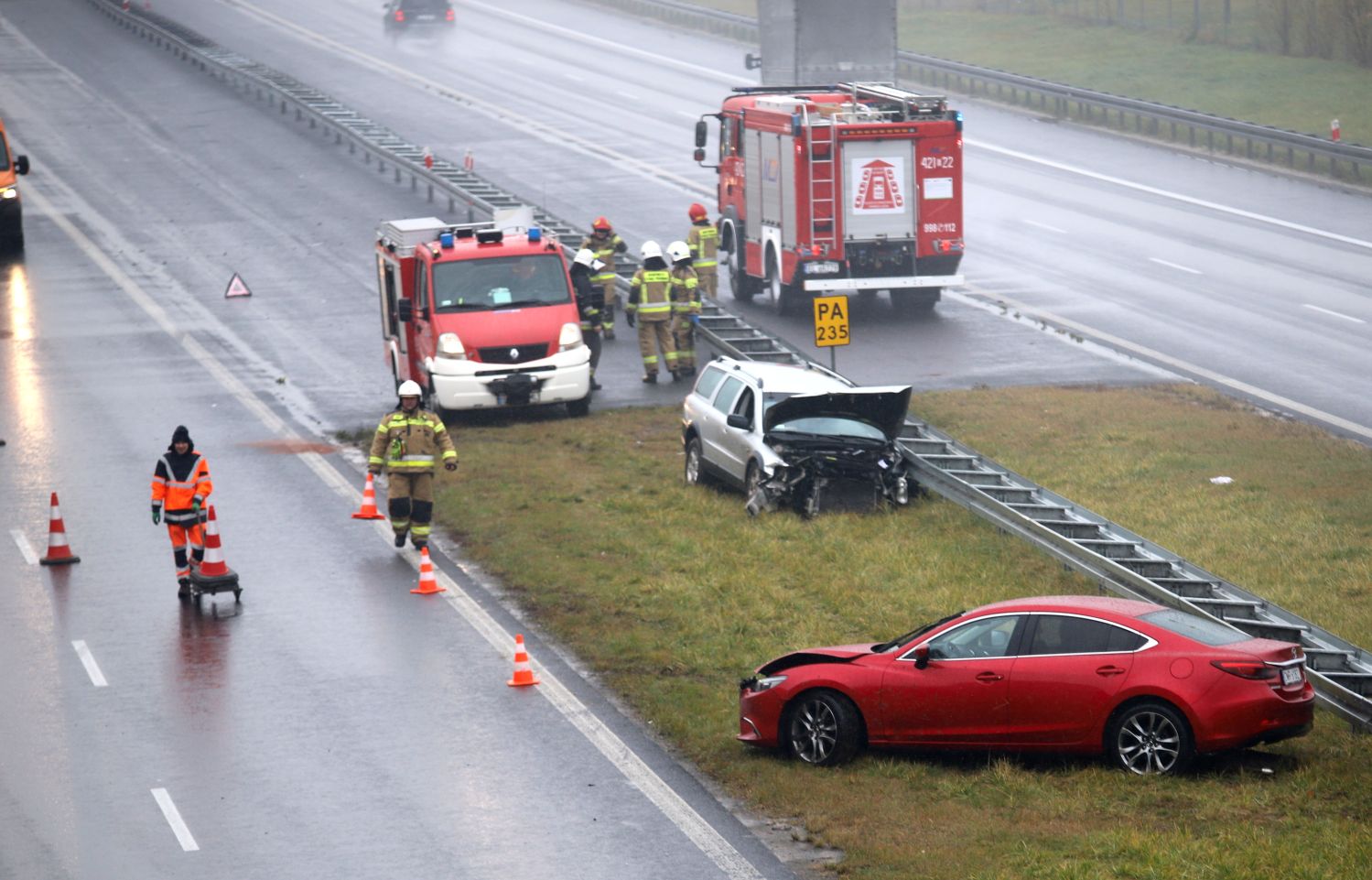 Akcja służb na autostradzie pod Kutnem. Zderzyły się dwie osobówki