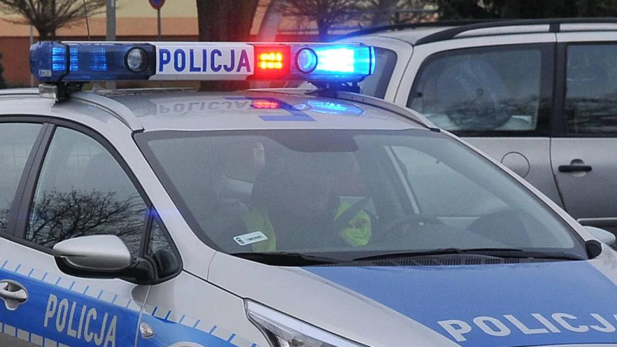 Niebezpieczne zdarzenie przy markecie. Samochód staranował barierki, policja ustala okoliczności