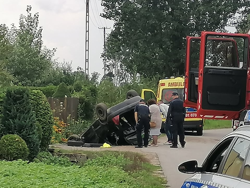  Dachowanie pod Kutnem. Na miejscu wszystkie służby, lądował śmigłowiec LPR