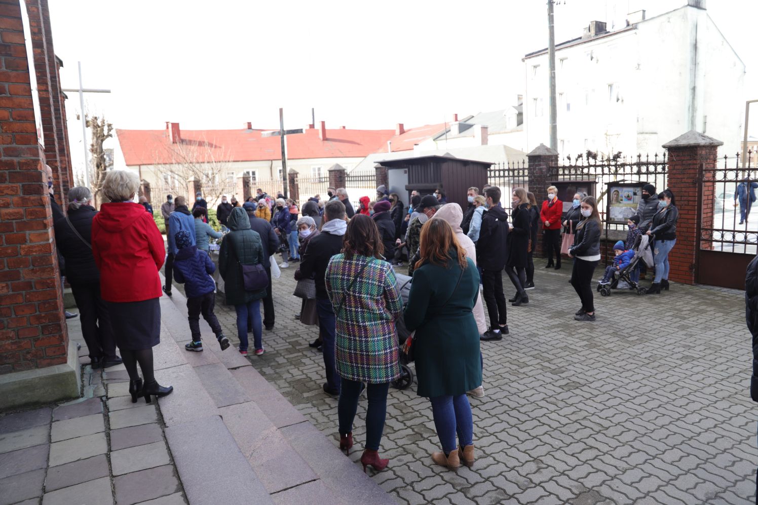 Kutnianie zgodnie z wielkanocną tradycją udają się do kościołów poświęcić pokarmy