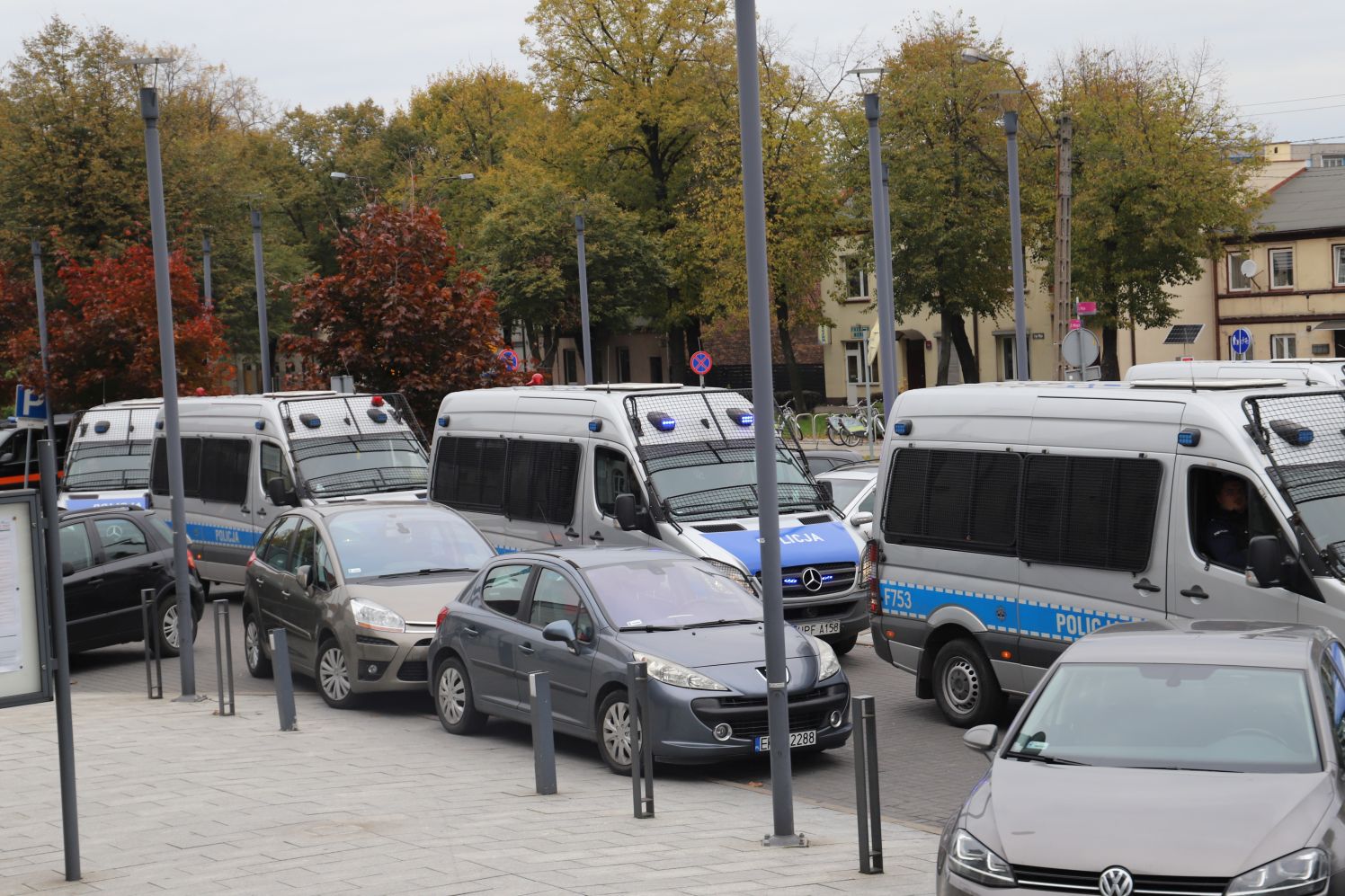 Policja zabezpiecza przejazd kibiców Lecha Poznań przez Kutno