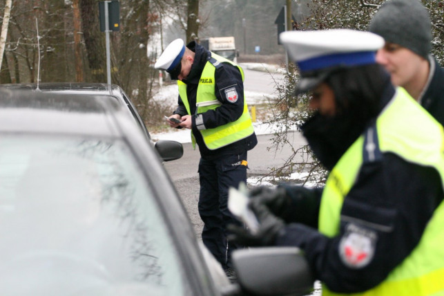 „Jak kocha, to poczeka”. Policjanci rozdają kierowcom serduszka - Zdjęcie główne