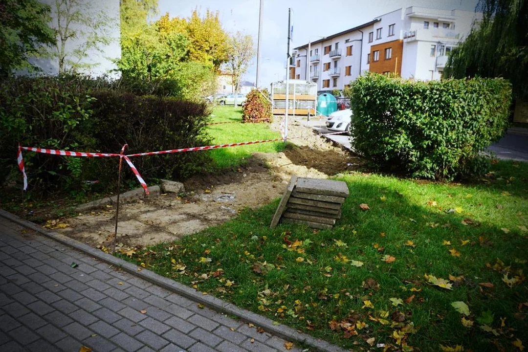 Remont chodnika na osiedlu Batorego rozpoczął się w połowie października (tak wyglądał w trakcie prowadzenia prac)