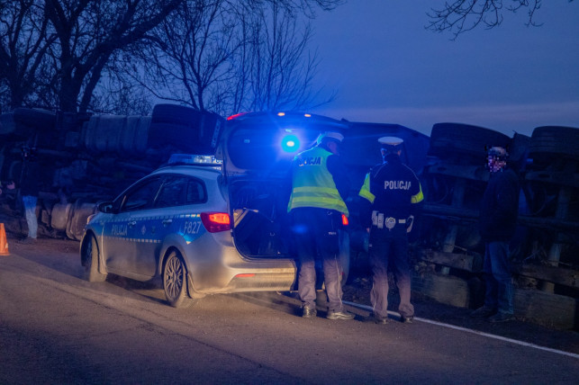 [ZDJĘCIA] Cysterna w rowie, służby w akcji. Są utrudnienia w ruchu - Zdjęcie główne