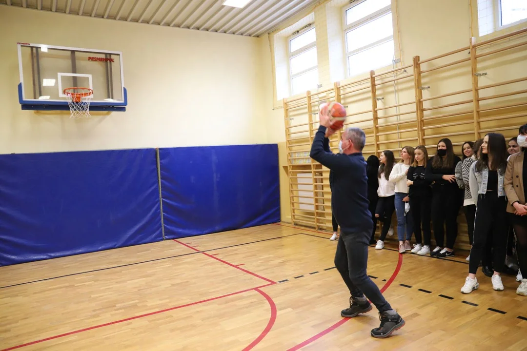 W Zespole Szkół nr 2 w Kutnie zostanie wybudowane boisko wielofunkcyjne