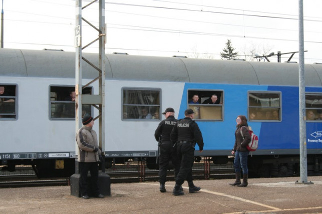 Kibice na dworcu - Zdjęcie główne