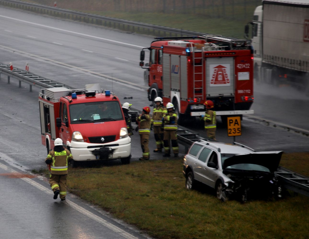 Akcja służb na autostradzie pod Kutnem. Zderzyły się dwie osobówki