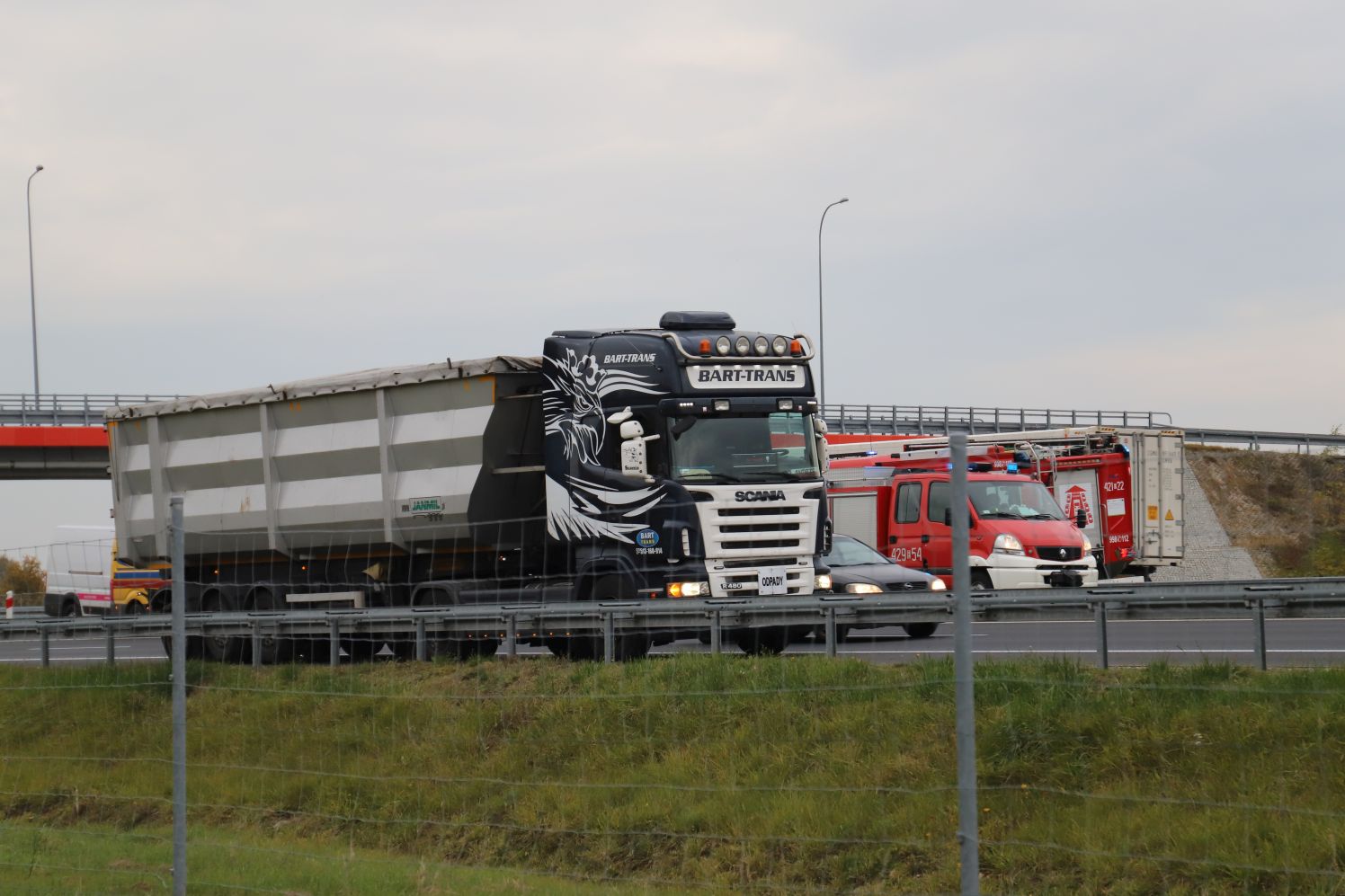 Na autostradzie A1 pod Kutnem samochód dostawczy zderzył się z ciężarówką