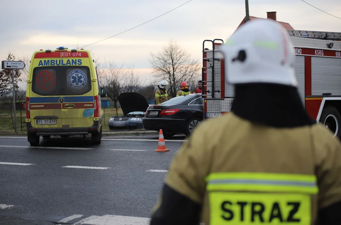 Wypadek na DK 92 w gminie Bedlno. Zderzyły się dwie osobówki