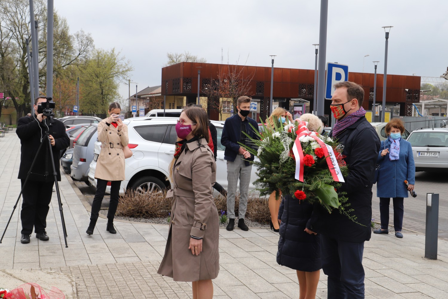 Lewica świętuje pod pomnikiem przy dworcu w Kutnie.