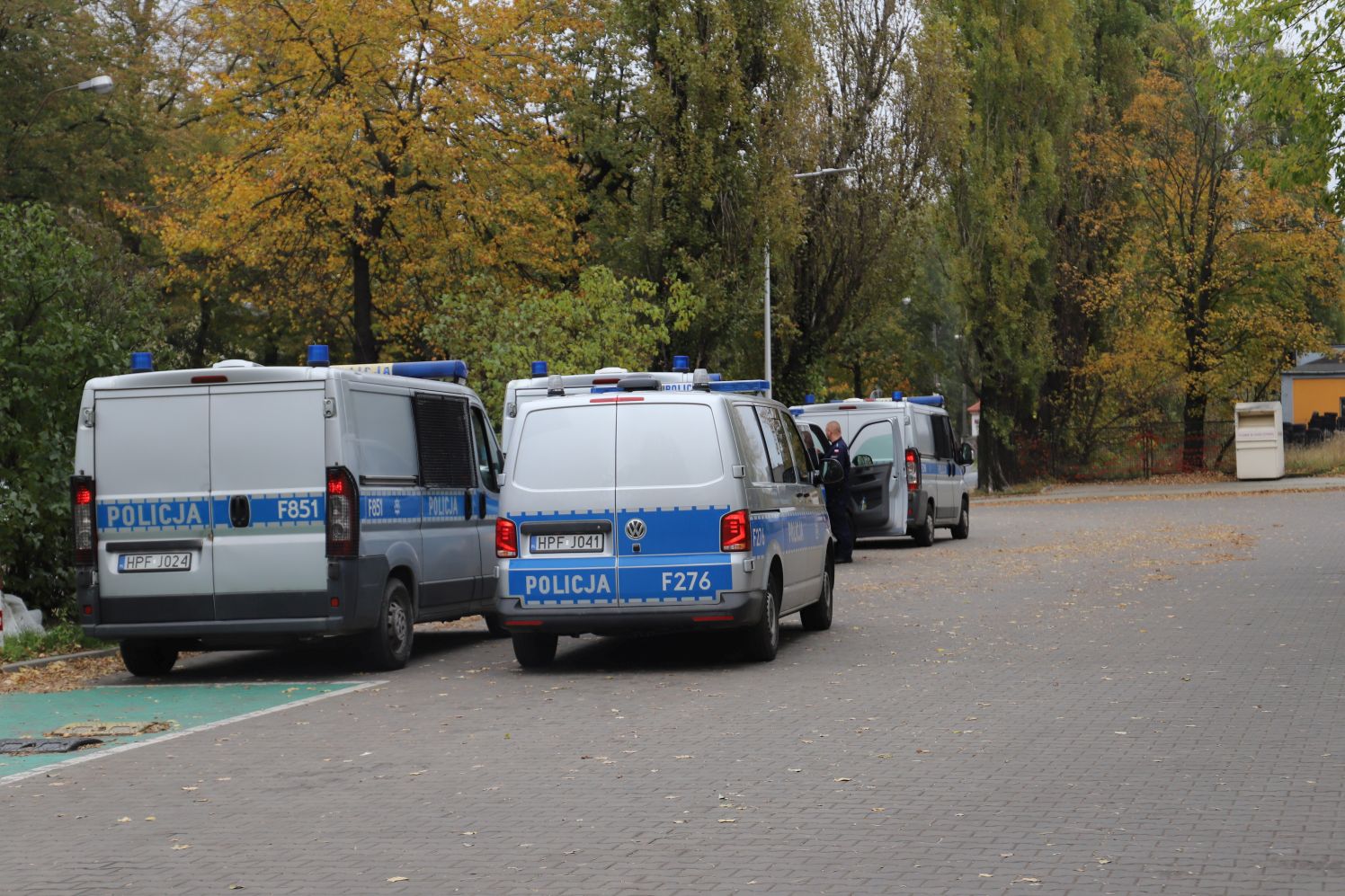 Policja zabezpiecza przejazd kibiców Lecha Poznań przez Kutno