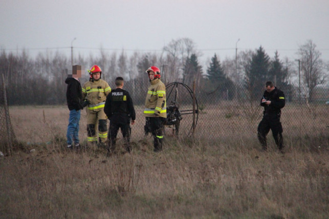 [FOTO] Wypadek paralotniarza w Kutnie i śledztwo Komisji Badań Wypadków Lotniczych. Dlaczego paralotnia runęła na ziemię?  - Zdjęcie główne